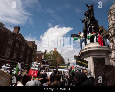 22/05/2021 Mars de solidarité palestinienne les manifestants de Londres sur la statue équestre du duc de Cambridge, à Whitehall, prennent part à une manifestation à Londres pour protester contre la récente campagne de bombardement israélienne Banque D'Images