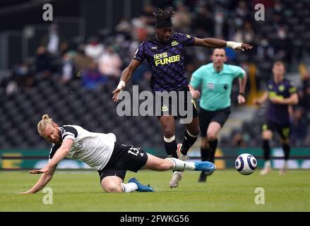 Tim Ream (à gauche) de Fulham et Allan Saint-Maximin (à droite) de Newcastle United se battent pour le ballon lors du match de la Premier League à Craven Cottage, Londres. Date de la photo: Dimanche 23 mai 2021. Banque D'Images