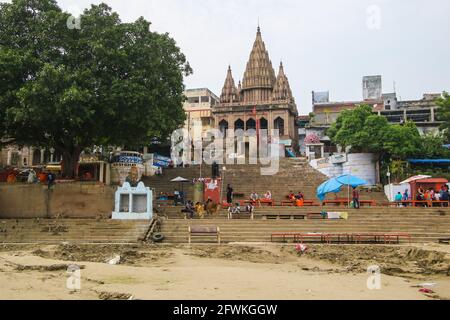 Vue d'Assi Ghat à Varanasi, Inde, montrant la boue et le sable laissés par les récentes inondations du Gange. Banque D'Images