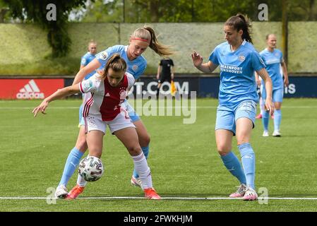 AMSTERDAM, PAYS-BAS - MAI 23: Victoria Pelova d'Ajax, Julie Biesmans de PSV, Amy Harrison de PSV pendant le match néerlandais Pure Energie Womens Eredivisiie entre Ajax et PSV à de Toekomst le 23 mai 2021 à Amsterdam, pays-Bas (photo de Gerrit van Keulen/Orange Pictures) Banque D'Images