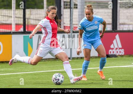 AMSTERDAM, PAYS-BAS - MAI 23: Victoria Pelova d'Ajax, Ellie Jean de PSV pendant le match néerlandais Pure Energie Womens Eredivisie entre Ajax et PSV à de Toekomst le 23 mai 2021 à Amsterdam, pays-Bas (photo de Gerrit van Keulen/Orange Pictures) Banque D'Images