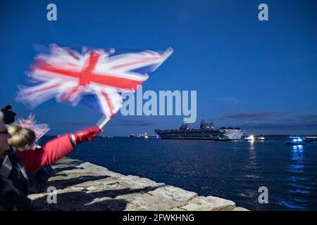 Des gens agitant les Jacks de l'Union et applaudissent comme le porte-avions de la Royal Navy HMS Queen Elizabeth quitte Portsmouth, Royaume-Uni, le 22/5/21 pour l'Indo-Pacifique. Banque D'Images