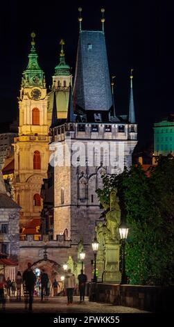 Église Saint-Nicolas et tour de pont de la ville la nuit, Prague, République tchèque Banque D'Images