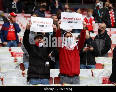 Londres, Angleterre, le 23 mai 2021. Les fans d'Arsenal protestent contre Stan Kroenke lors du match de la Premier League au stade Emirates, Londres. Le crédit photo devrait se lire: David Klein / Sportimage crédit: Sportimage / Alay Live News Banque D'Images