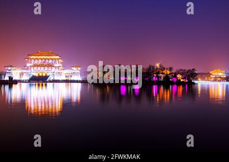 Xi 'un jardin de datang furong la nuit Banque D'Images