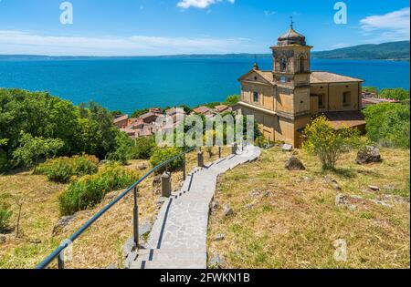 Belle vue panoramique à Trevignano Romano, surplombant le lac Bracciano. Province de Rome, Latium, Italie. Banque D'Images