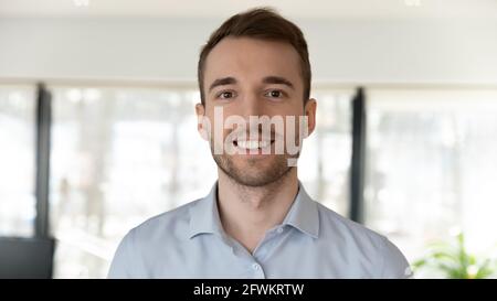 Portrait d'un homme d'affaires souriant et confiant qui regarde l'appareil photo Banque D'Images
