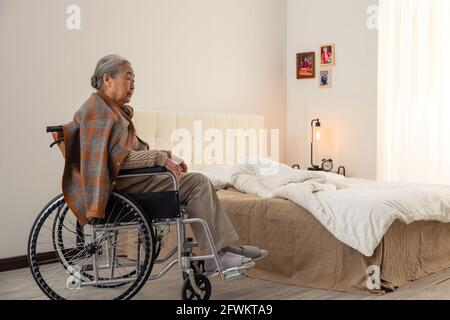 Vieil homme solitaire en fauteuil roulant Banque D'Images