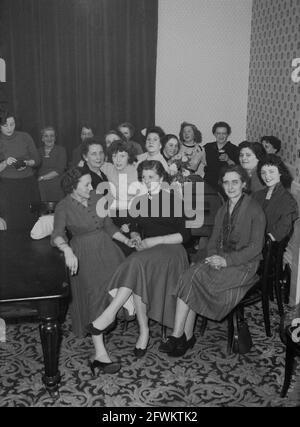 1957, historique, lors d'une fête au coin d'une salle de réception à l'hôtel Victoria, Leeds, le personnel féminin de la Hepworth's Clothing Company se réunit pour une photo de groupe, Angleterre, Royaume-Uni. Banque D'Images