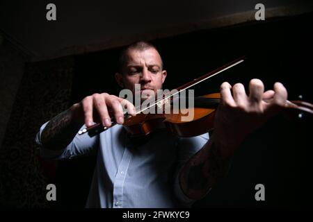 le violoniste masculin joue le violon avec maître Banque D'Images