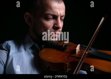 le violoniste masculin joue le violon avec maître Banque D'Images