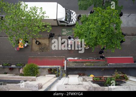 Vue depuis un balcon de boulevard des Parisiens assis sur une terrasse temporaire de café, l'un des nombreux sur les trottoirs de Paris permettant aux clients de boire dehors après que les restrictions de verrouillage de Covid-19 ont été assouplies - Boulevard Barbès, Paris, France - Mai 2021 Banque D'Images