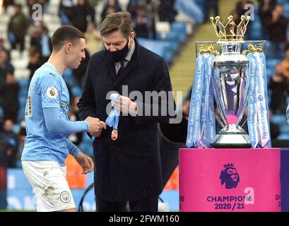 Phil Foden de Manchester City reçoit sa médaille après le match de la Premier League au Etihad Stadium de Manchester. Date de la photo: Dimanche 23 mai 2021. Banque D'Images