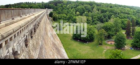 Mur en aval du barrage de New Croton, vue panoramique depuis la passerelle Crest, Croton-on-Hudson, NY, États-Unis Banque D'Images