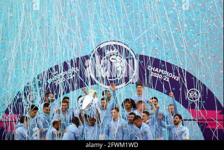 Fernandinho de Manchester City lève le trophée tandis que les joueurs célèbrent le titre de champions après le match de la Premier League au Etihad Stadium de Manchester. Date de la photo: Dimanche 23 mai 2021. Banque D'Images