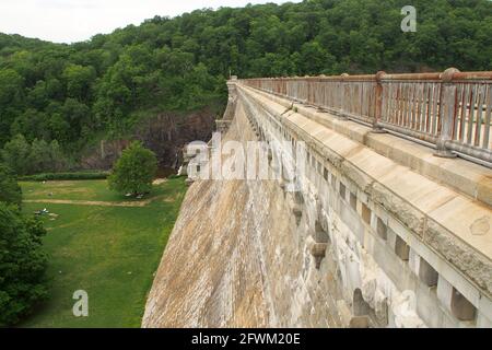 Mur en aval du barrage de New Croton, vue depuis la passerelle Crest, Croton-on-Hudson, NY, USA Banque D'Images