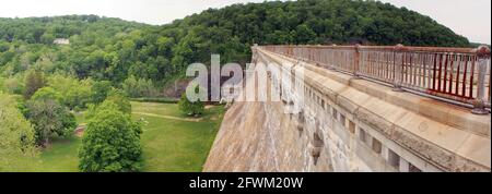 Mur en aval du barrage de New Croton, vue panoramique depuis la passerelle Crest, Croton-on-Hudson, NY, États-Unis Banque D'Images