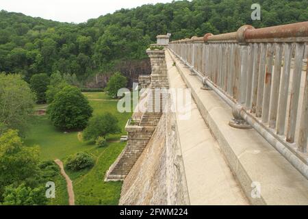 Mur en aval du barrage de New Croton, vue depuis la passerelle Crest, Croton-on-Hudson, NY, USA Banque D'Images