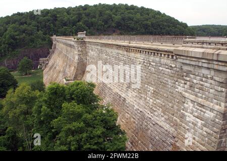 Mur en aval du barrage de New Croton, vue depuis la passerelle Crest, Croton-on-Hudson, NY, USA Banque D'Images