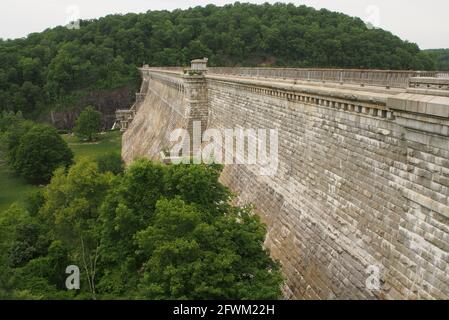 Mur en aval du barrage de New Croton, vue depuis la passerelle Crest, Croton-on-Hudson, NY, USA Banque D'Images