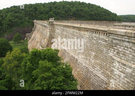 Mur en aval du barrage de New Croton, vue depuis la passerelle Crest, Croton-on-Hudson, NY, USA Banque D'Images