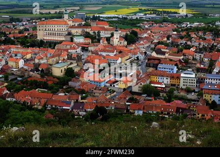 Mikulov, République tchèque. 23 mai 2021. Vieille ville et château de Mikulov, région sud de la Moravie, République tchèque, Europe. La ville de Mikulov fait partie de la région historique de la Moravie, située directement à la frontière avec la Basse-Autriche. Mikulov est situé entre la zone vallonnée de Pavlovske et le bord des monts Mikulov, s'étendant jusqu'à la rivière Thaya et les trois réservoirs de Nove Mlyny. Credit: Slavek Ruta/ZUMA Wire/Alamy Live News Banque D'Images