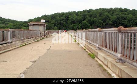 Promenade le long de la crête du barrage de New Croton, Croton-on-Hudson, NY, États-Unis Banque D'Images