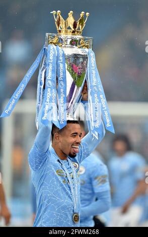 Fernandinho de Manchester City lève le trophée après le match de la Premier League au Etihad Stadium de Manchester. Date de la photo: Dimanche 23 mai 2021. Banque D'Images