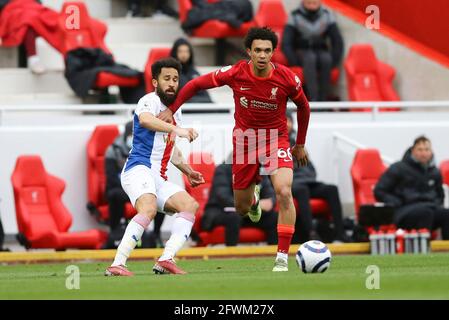 Liverpool, Royaume-Uni. 23 mai 2021. Trent Alexander-Arnold de Liverpool (r) détient Andros Townsend of Crystal Palace Premier League Match, Liverpool v Crystal Palace au stade Anfield de Liverpool le dimanche 23 mai 2021. Cette image ne peut être utilisée qu'à des fins éditoriales. Utilisation éditoriale uniquement, licence requise pour une utilisation commerciale. Aucune utilisation dans les Paris, les jeux ou les publications d'un seul club/ligue/joueur. photo par Chris Stading/Andrew Orchard sports Photography/Alamy Live News crédit: Andrew Orchard sports Photography/Alamy Live News Banque D'Images