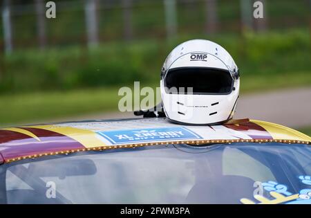 21-05-2021 Riga, Lettonie casque de course sur une voiture de course. Banque D'Images