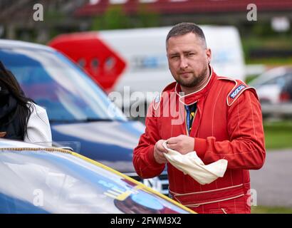 21-05-2021 Riga, Lettonie UN pilote de voiture de course à la roue. Banque D'Images