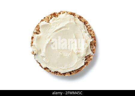 Gâteau de pain au sarrasin croustillant sans gluten avec fromage à la crème pour un petit déjeuner sain isolé sur fond blanc. Vue de dessus. Banque D'Images