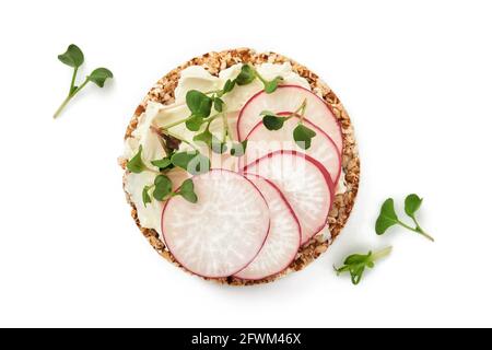 Gâteau au sarrasin croustillant sans gluten avec fromage à la crème, radis rouge et micro-vert pour un petit déjeuner sain isolé sur fond blanc. Vue de dessus. Banque D'Images