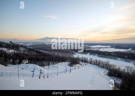 Piste de ski à Ufa en début de matinée Banque D'Images