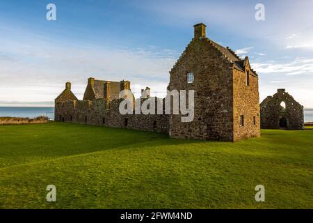 Vue sur la cour des ruines du château Dunnottar du XIIIe siècle, forteresse médiévale. Aberdeenshire, Stonehaven, Écosse, Royaume-Uni. Banque D'Images