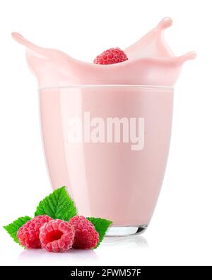 framboise tombant dans un verre de milkshake avec des éclaboussures Banque D'Images