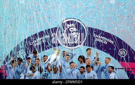 Fernandinho de Manchester City lève le trophée tandis que les joueurs célèbrent le titre de champions après le match de la Premier League au Etihad Stadium de Manchester. Date de la photo: Dimanche 23 mai 2021. Banque D'Images