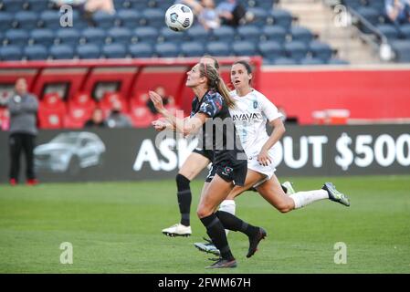 Le défenseur des Red Stars de Chicago Kayla Sharples (28) observe le ballon lors d'un match de la NWSL au stade SeatGeek, le samedi 22 mai 2021, à Bridgeview, Illino Banque D'Images