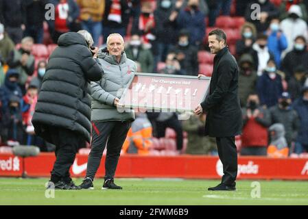 Liverpool, Royaume-Uni. 23 mai 2021. Liverpool Kit Man Graham carter (l) a pris sa photo lorsqu'il reçoit une plaque alors qu'il prend sa retraite après 35 ans de service loyal. Premier League Match, Liverpool v Crystal Palace au stade Anfield à Liverpool le dimanche 23 mai 2021. Cette image ne peut être utilisée qu'à des fins éditoriales. Utilisation éditoriale uniquement, licence requise pour une utilisation commerciale. Aucune utilisation dans les Paris, les jeux ou les publications d'un seul club/ligue/joueur. photo par Chris Stading/Andrew Orchard sports Photography/Alamy Live News crédit: Andrew Orchard sports Photography/Alamy Live News Banque D'Images