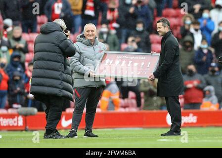 Liverpool, Royaume-Uni. 23 mai 2021. Liverpool Kit Man Graham carter (l) a pris sa photo lorsqu'il reçoit une plaque alors qu'il prend sa retraite après 35 ans de service loyal. Premier League Match, Liverpool v Crystal Palace au stade Anfield à Liverpool le dimanche 23 mai 2021. Cette image ne peut être utilisée qu'à des fins éditoriales. Utilisation éditoriale uniquement, licence requise pour une utilisation commerciale. Aucune utilisation dans les Paris, les jeux ou les publications d'un seul club/ligue/joueur. photo par Chris Stading/Andrew Orchard sports Photography/Alamy Live News crédit: Andrew Orchard sports Photography/Alamy Live News Banque D'Images