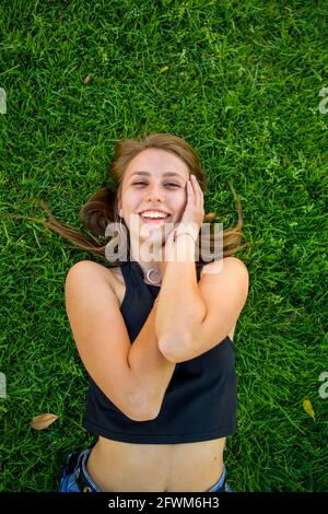 Jeune femme sur Grass sur le campus de l'université Banque D'Images