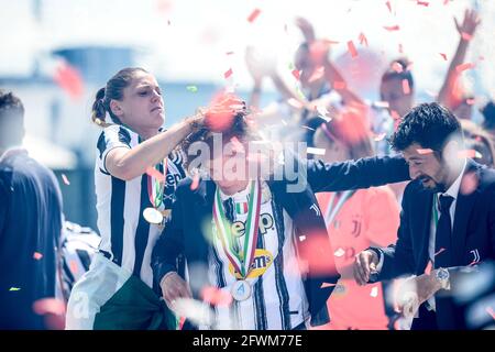 Rita Guarino, entraîneure en chef de Juventus Women, célèbre le Trophée Scudetto pour célébrer la victoire du championnat Serie A 2020-2021 après leur dernier match de football italien Serie A Women entre Juventus FC et Inter Milan. Les stades sportifs autour de l'Italie restent soumis à des restrictions strictes en raison de la pandémie du coronavirus, car les lois de distanciation sociale du gouvernement interdisent aux fans à l'intérieur des lieux, ce qui entraîne le jeu derrière des portes fermées. Juventus a gagné 4-0 sur Inter Milan. (Photo d'Alberto Gandolfo/Pacific Press) Banque D'Images