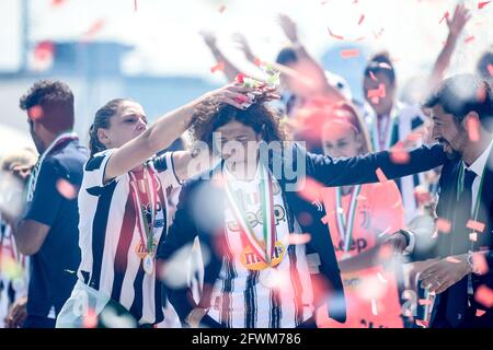 Rita Guarino, entraîneure en chef de Juventus Women, célèbre le Trophée Scudetto pour célébrer la victoire du championnat Serie A 2020-2021 après leur dernier match de football italien Serie A Women entre Juventus FC et Inter Milan. Les stades sportifs autour de l'Italie restent soumis à des restrictions strictes en raison de la pandémie du coronavirus, car les lois de distanciation sociale du gouvernement interdisent aux fans à l'intérieur des lieux, ce qui entraîne le jeu derrière des portes fermées. Juventus a gagné 4-0 sur Inter Milan. (Photo d'Alberto Gandolfo/Pacific Press) Banque D'Images