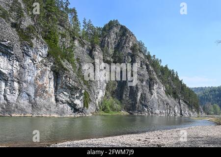 Rochers sur la rivière taïga. Parc naturel de Zilim dans l'Oural de Bashkir, Russie. Banque D'Images