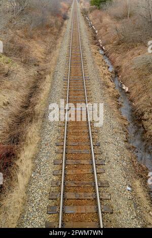En regardant vers le bas à un angle d'environ 30 degrés sur les voies de train. Les chenilles entrent par le bas du cadre et sortent par le haut. Banque D'Images