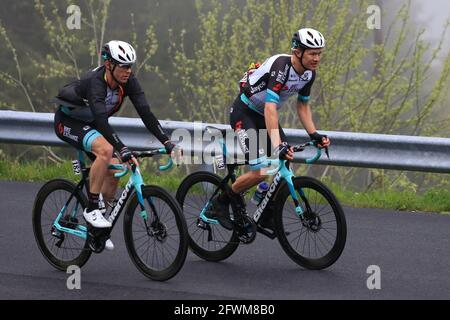 Monte Zoncolan, Italie. 22 mai 2021. Giro d'Italia, Tour d'Italie, route étape 14, Cittadella à Monte Zoncolan; 182 HEPBURN Michael AUS et 183 JUUL JENSEN Christopher DEN, ÉQUIPE BEX BIKEEXCHANGE AUS crédit: Action plus Sports/Alay Live News Banque D'Images