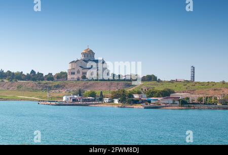 Paysage de Sébastopol avec la cathédrale Saint-Vladimir, une cathédrale orthodoxe russe néo-byzantine sur le site de Chersonesos taurica, Crimée Banque D'Images