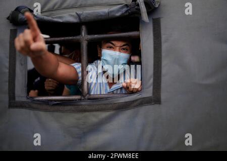 Katmandou, Népal. 23 mai 2021. Le personnel de la police arrête les manifestants affiliés au principal parti d'opposition du Congrès népalais contre la dissolution du Parlement par le Président Bidya Devi Bhandari dans le cadre de l'enfermement pandémique du coronavirus devant la résidence du Président à Katmandou, au Népal, le dimanche 23 mai 2021. Le Président a convoqué des élections anticipées prévues pour novembre 12 et novembre 19. Crédit: Skanda Gautam/ZUMA Wire/Alay Live News Banque D'Images