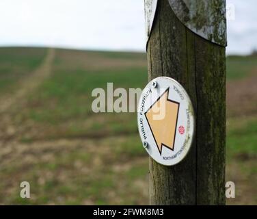 Panneau sur la poste en direction de la voie publique sur les terres agricoles. Banque D'Images