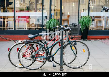 Deux vélos garés dans la rue de Cracovie, en Pologne. Banque D'Images